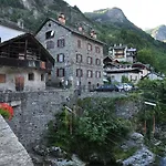 Homestay River And Mounts
